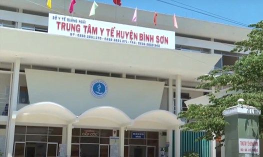Trung tâm Y tế huyện Bình Sơn nơi tiếp nhận 26 trường hợp bị ngộ độc sau khi ăn bánh mì. Ảnh: Thanh Chung