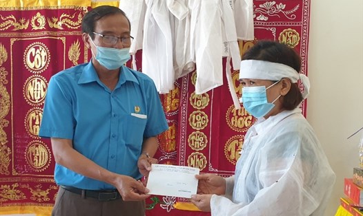 Ông Lưu Văn Thương - Phó Chủ tịch Liên đoàn Lao động tỉnh Quảng Nam - đến tặng quà cho gia đình có người thân bị tai nạn lao động. Ảnh: Thanh Chung