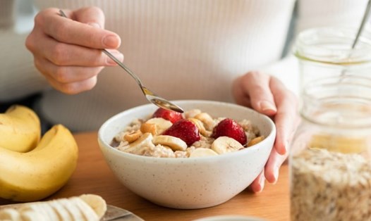 Ăn sáng giúp bạn cảm thấy no lâu trong ngày, có tác dụng cho việc giảm cân. Ảnh: AFP