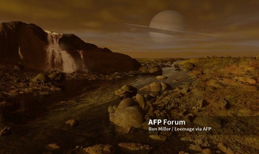 Hình ảnh minh họa bề mặt Titan, phía xa là sao Thổ. Ảnh: AFP