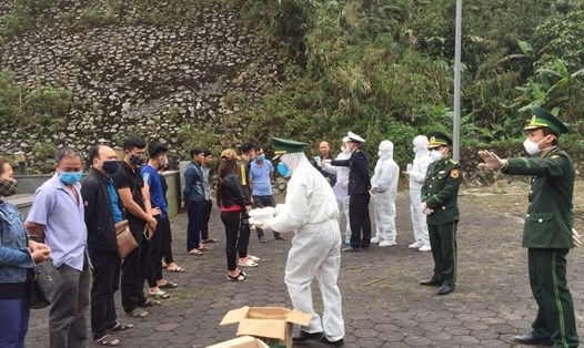 Lực lượng chức năng Hà Tĩnh kiểm soát người nhập cảnh từ Lào về cửa khẩu Quốc tế Cầu Treo. Ảnh: TT.