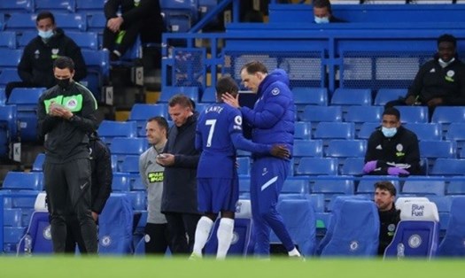 Kante rời sân trong sự thấp thỏm của các cổ động viên Chelsea. Ảnh: AFP