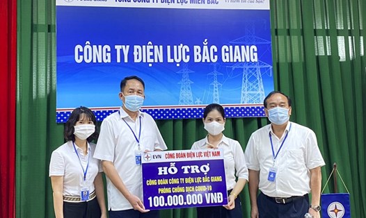 Ông Trần Anh Tân – Chủ tịch Công đoàn Điện lực Bắc Giang trao số tiền hỗ trợ 100 triệu đồng của Công đoàn Điện lực Việt Nam cho đại diện cán bộ, nhân viên. Ảnh: CĐĐL