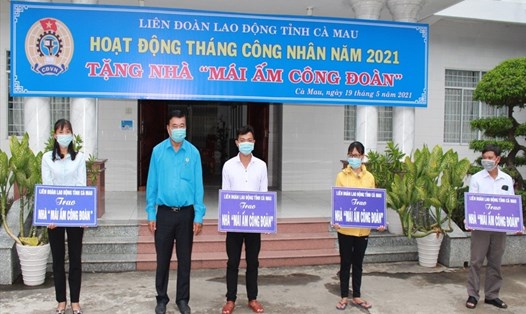 Đồng chí Võ Thanh Tòng, Chủ tịch LĐLĐ tỉnh Cà Mau trao mái ấm công đoàn nhân tháng công nhân năm 2021. Ảnh: Thiệu Vũ