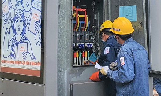 Công nhân của EVNHCMC kiểm tra tủ điện để bảo đảm cung cấp điện ổn định, an toàn trong ngày bầu cử đại biểu Quốc hội khóa XV và HĐND các cấp nhiệm kỳ 2021 -2026. Ảnh Đức Long
