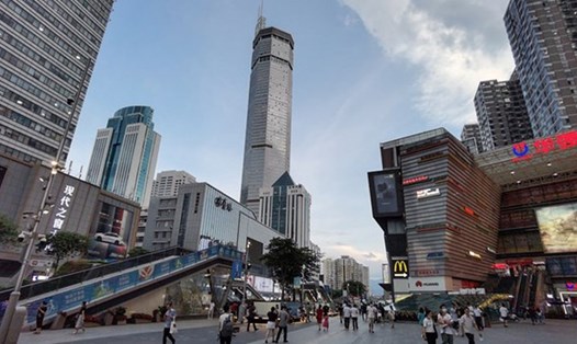 Tòa nhà SEG Plaza ở trung tâm thành phố Thâm Quyến, Trung Quốc, nơi xảy ra trận rung lắc hôm 18.5. Ảnh: AFP