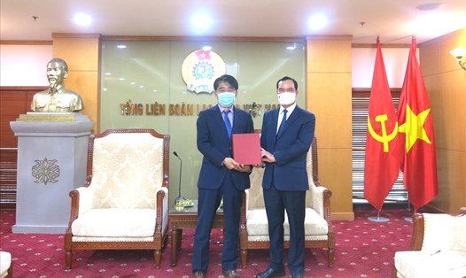 Chủ tịch Tổng LĐLĐVN Nguyễn Đình Khang (bên phải) tặng ông Chang Hee Lee món quà quý. Ảnh: T.L.Đ