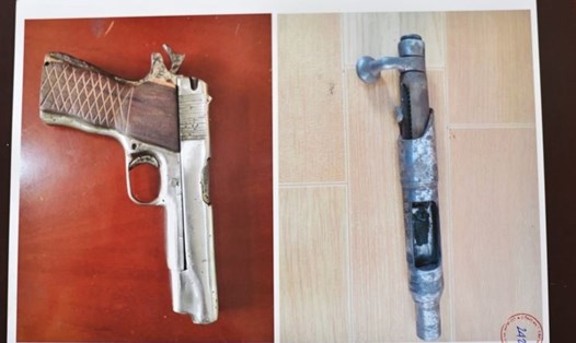 Khẩu súng quân dụng lực lượng cảnh sát thu giữ được trên người đối tượng tàng trữ ma túy Nguyễn Ngọc Thoả. Ảnh: MQ