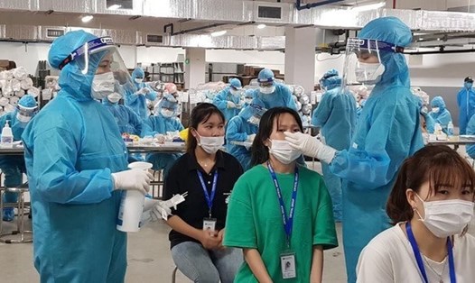 Lấy mẫu xét nghiệm COVID-19 cho công nhân khu công nghiệp ở Bắc Giang, địa phương bị ảnh hưởng trong làn sóng dịch thứ 4. Ảnh: Bộ Y tế