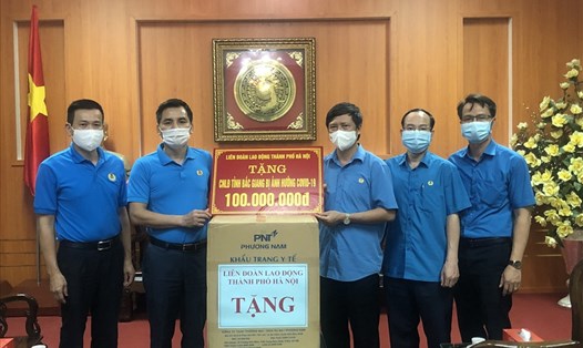 Liên đoàn Lao động thành phố Hà Nội trao hỗ trợ đoàn viên, người lao động tỉnh Bắc Giang chiều 19.5.  Ảnh: CĐHN