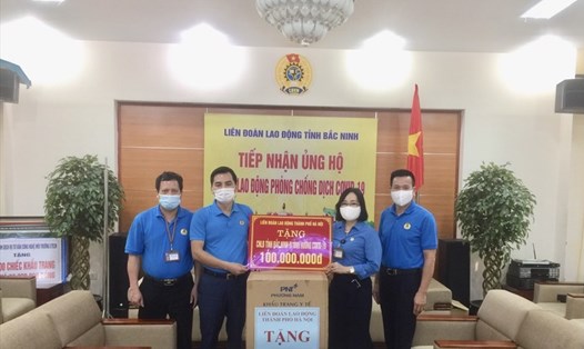 Trao hỗ trợ tại Liên đoàn Lao động tỉnh Bắc Ninh. Ảnh: CĐHN