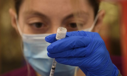 Vaccine COVID-19 của Pfizer đã được phê duyệt dùng khẩn cấp cho trẻ em 12 đến 15 tuổi ở Mỹ. Ảnh: AFP