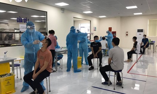 Lấy mẫu xét nghiệm COVID-19 cho công nhân khu công nghiệp ở Bắc Giang. Nguồn: VOV