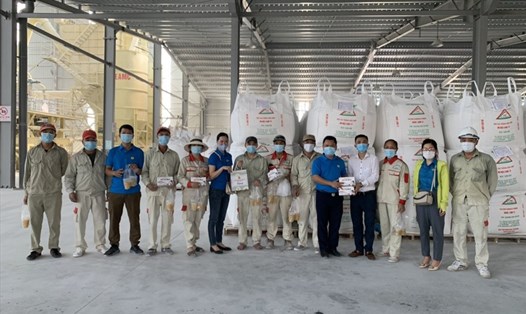 Công đoàn cơ quan UBND thị xã Thái Hòa (tỉnh Nghệ An) trao 200 cốc chè trị giá 2 triệu đồng cho công nhân lao động tại 8 doanh nghiệp trên địa bàn. Ảnh: PV
