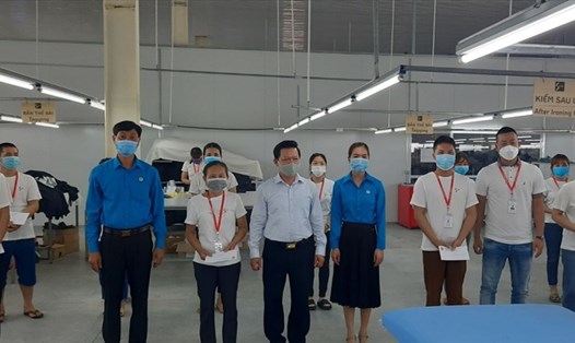 Lãnh đạo Liên đoàn Lao động huyện Yên Thủy (tỉnh Hoà Bình) tặng quà cho công nhân lao động. Ảnh: Bạch Tuyết