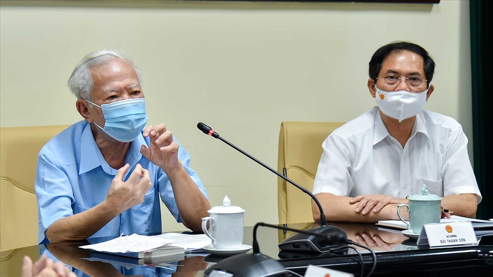 Nguyên Phó Thủ tướng Vũ Khoan chia sẻ những bài học vô giá về nghiệp vụ ngoại giao theo tư tưởng, phong cách Hồ Chí Minh trong cuộc nói chuyện ngày 19.5. Ảnh: Bộ Ngoại giao