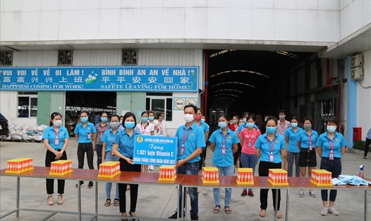 Lãnh đạo Liên đoàn Lao động huyện Quỳnh Phụ (Thái Bình) trao tặng Vitamin C cho đoàn viên công ty TNHH May xuất khẩu Đạt Vinh. Ảnh: Bá Mạnh