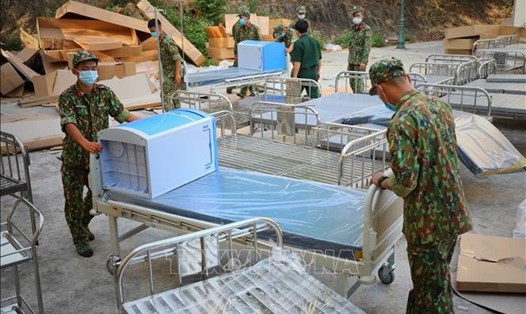 Các chiến sĩ Trung đoàn bộ binh 2, Sư đoàn bộ binh 3, Quân khu 1 lắp đặt trang thiết bị cho Bệnh viện dã chiến tại huyện Tân Yên (tỉnh Bắc Giang). Ảnh: TTXVN