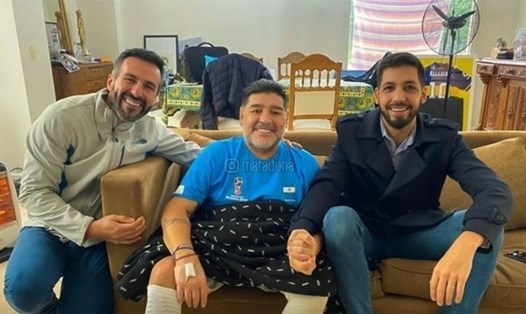 Maradona (giữa) và bác sĩ riêng Leopoldo Luque (bên trái). Ảnh: Marca