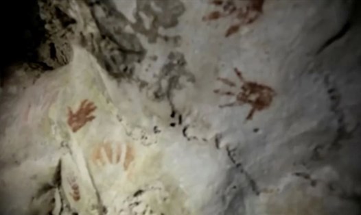 Hình bàn tay đen và đỏ của người Maya cổ đại được tìm thấy trên vách hang động ở Mexico. Ảnh:  The archeologist