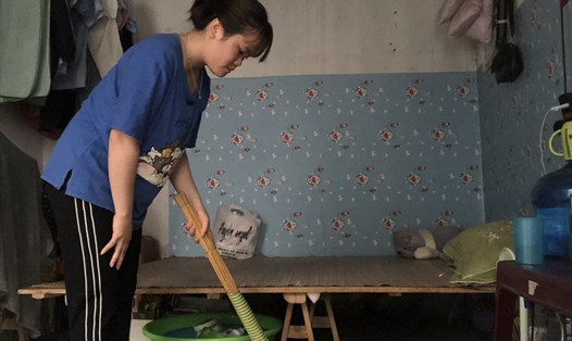 Chị Nguyễn Thị Thương - công nhân Công ty TNHH Linh kiện Điện tử SEI (Khu công nghiệp Thăng Long) giữ gìn vệ sinh sạch sẽ và tăng cường sức đề kháng cho bản thân nhằm phòng dịch COVID-19. Ảnh: M.Phương