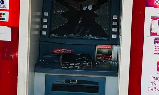 Liên tiếp 3 trụ ATM ở Bình Dương bị đập vỡ. Ảnh: Dương Bình