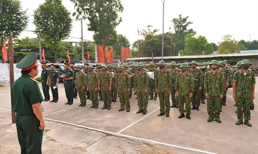 Đại tá Nguyễn Ngọc Hà - Chỉ huy trưởng Bộ Chỉ huy Quân sự tỉnh Nghệ An giao nhiệm vụ cho 66 cán bộ, chiến sĩ. Ảnh: Khánh Tâm