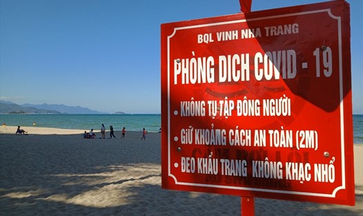 Ban quản lý vịnh Nha Trang cắm bảng cảnh báo, yêu cầu người dân và du khách chấp hành các quy định về phòng, chống dịch COVID-19. Ảnh: Nhiệt Băng