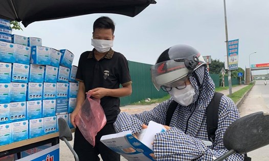 Công nhân khu công nghiệp mua khẩu trang để phòng chống COVID-19. Ảnh: Hải Nguyễn