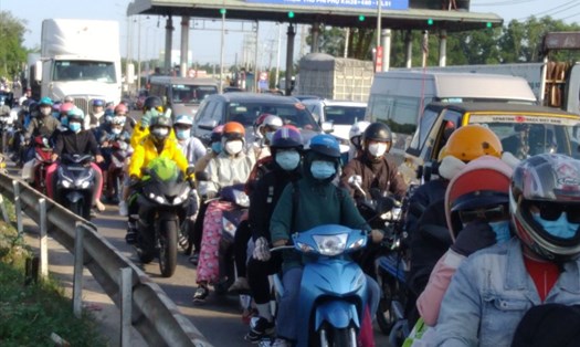 Sau thời gian nghỉ lễ 30.4 và 1.5, người dân đi du lịch tại khu vực tỉnh Bà Rịa-Vũng Tàu đã bắt đầu quay trở về trên tuyến quốc lộ 51. Ảnh: Minh Châu