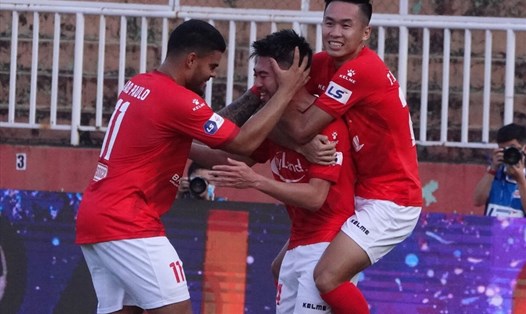 Lee Nguyễn ghi bàn thắng thứ 4 và 5 của mình tại V.League góp công giúp TPHCM thắng Hải Phòng. Ảnh: Nguyễn Đăng.