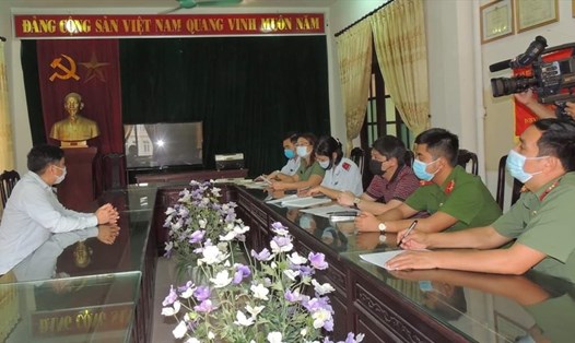 Cơ quan chức năng tỉnh Hà Nam làm việc với ông Trần V.T. Ảnh: CA Hà Nam.