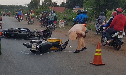 Hiện trường vụ tai nạn giữa 3 xe máy và xe 16 chỗ chở khách khiến 1 người tử vong tại huyện Đồng Phú, tỉnh Bình Phước. Ảnh: T.Thành