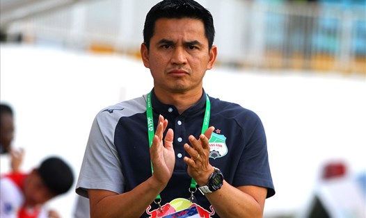 Huấn luyện viên Kiatisak lần đầu mất điểm trên sân Pleiku ở V.League 2021. Ảnh: Thanh Vũ