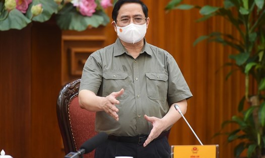Thủ tướng Phạm Minh Chính chủ trì cuộc họp khẩn về phòng chống COVID-19 ngày 2.5. Ảnh: VGP