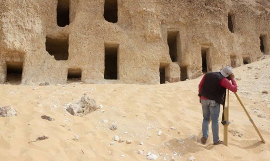 Toàn cảnh khu mộ nằm trong một núi đá lớn ở bờ phía tây sông Nile, Ai Cập. Ảnh: Bộ Du lịch và Cổ vật Ai Cập