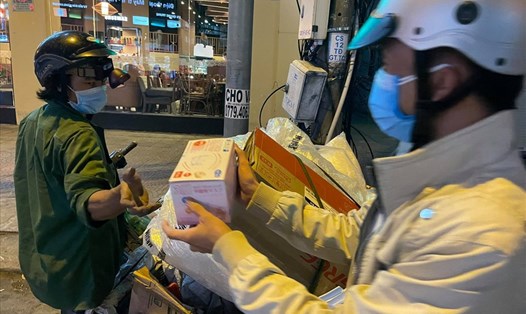 Anh Cao Quang Mẫn tặng khẩu trang y tế cho người nghèo ở tuyến đường Đống Đa, Đà Nẵng. -Ảnh: Bảo Hoàng
