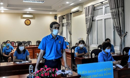 Ông Nguyễn Duy Minh (người đứng), Chủ tịch Liên đoàn Lao động thành phố Đà Nẵng ứng cử đại biểu Quốc hội tại huyện đảo Hoàng Sa. Ảnh: Thanh Hùng