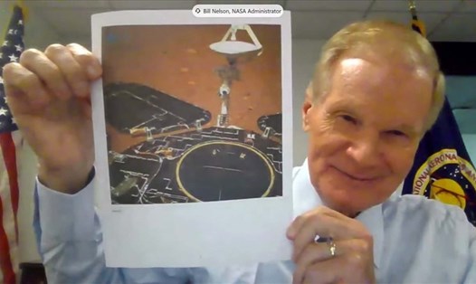 Giám đốc NASA Bill Nelson giơ bức ảnh về tàu thám hiểm sao Hỏa Chúc Dung của Trung Quốc trong phiên điều trần tại Hạ viện vào ngày 19.5.2021. Ảnh: NASA TV