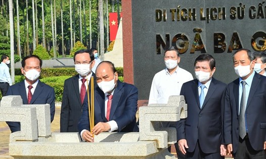 Chủ tịch nước Nguyễn Xuân Phúc dâng hương tại Khu tưởng niệm Ngã Ba Giồng. Ảnh: Việt Dũng