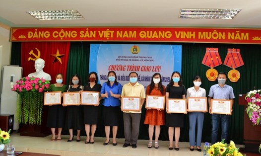 Bà Nguyễn Thị Thiện - Chủ tịch LĐLĐ tỉnh Lai Châu - trao Bằng khen cho đoàn viên, CNVCLĐ có thành tích tiêu biểu.