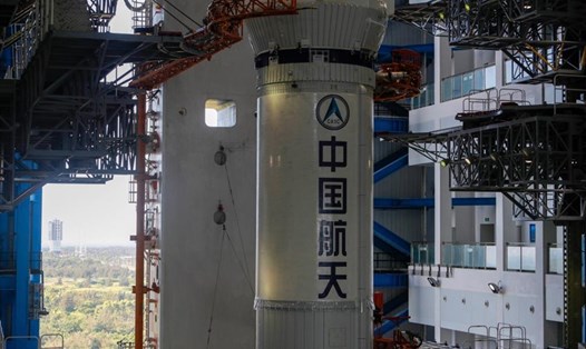 Tàu vũ trụ chở hàng Thiên Châu-2 và tên lửa Trường Chinh 7 Y3 của Trung Quốc trước đó đã sẵn sàng ở bãi phóng tại tỉnh Hải Nam. Ảnh: Tân Hoa Xã.