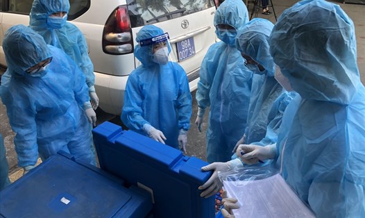 CDC Bắc Giang trực tiếp chuyển các mẫu bệnh phẩm sang Hạ Long cho CDC Quảng Ninh. Ảnh: CTV