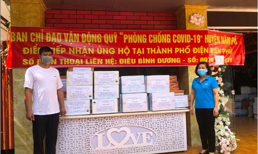 Bà Nguyễn Thị Thanh Thuỷ - Chủ tịch CĐCS trao quà hỗ trợ LĐLĐ huyện Nậm Pồ bị ảnh hưởng bởi dịch COVID-19. Ảnh Thanh Thư.