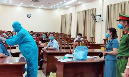 Lấy mẫu xét nghiệm COVID-19 cho lực lượng phục vụ bầu cử tại huyện Ba Chẽ, tỉnh Quảng Ninh. Ảnh: CTV