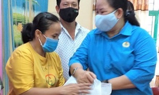 Bà Lê Thị Kim Thúy, Phó Chủ tịch LĐLĐ TPHCM, trao quà cho đoàn viên công đoàn, người lao động có hoàn cảnh khó khăn. Ảnh LĐLĐ TPHCM