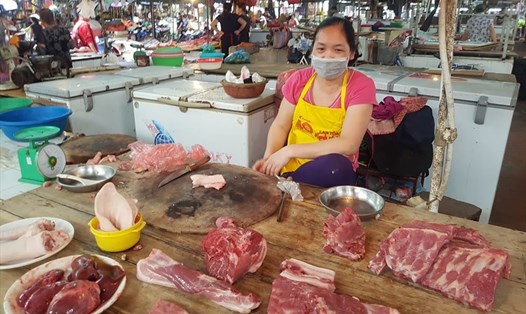Giá thịt lợn tại các chợ dân sinh vẫn cao dù giá lợn hơi giảm mạnh. Ảnh: Vũ Long