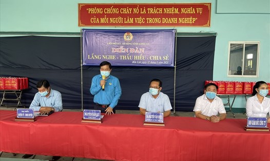 Ông Nguyễn Văn Quí - Chủ tịch LĐLĐ tỉnh Long An - tuyên truyền về công tác bầu cử đến CNLĐ. Ảnh: K.Q