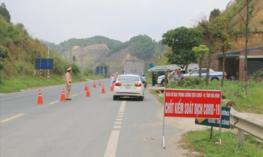 Hòa Bình lập chốt kiểm soát dịch COVID-19 tại các tuyến đường cửa ngõ. Ảnh: Minh Nguyễn.