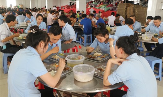 Bữa ăn giữa ca được nhiều doanh nghiệp ở Tiền Giang quan tâm đến chất lượng, vệ sinh. Ảnh: K.Q